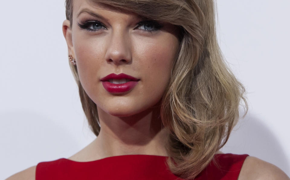 Actress and singer Taylor Swift attends the premiere of "The Giver" in New York August 11, 2014. REUTERS/Eric Thayer (UNITED STATES - Tags: ENTERTAINMENT)