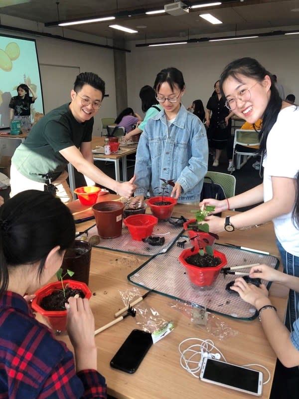 西浦國際商學院的學生學習如何種植食物。