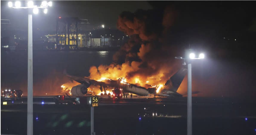 羽田機場2機擦撞起火，日航前機長批「太離譜」。（圖／達志／美聯社）