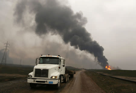 Thick smoke rises as a fire breaks out at oil wells set ablaze by Islamic State militants before fleeing the oil-producing region of Qayyara, Iraq, January 15, 2017. Picture taken January 15, 2017. REUTERS/Girish Gupta