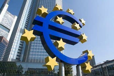 圖為歐洲中央銀行總部前的歐元標誌 (圖摘自歐洲央行官網)