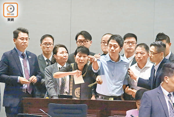 立法會泛民議員不斷拉布要求政府回應訴求，被狠批政治壓倒民生。