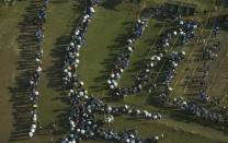 People queue up to pay their respects to the late first prime minister Lee Kuan Yew at the Padang grounds outside the Parliament House in Singapore March 27, 2015. REUTERS/Edgar Su