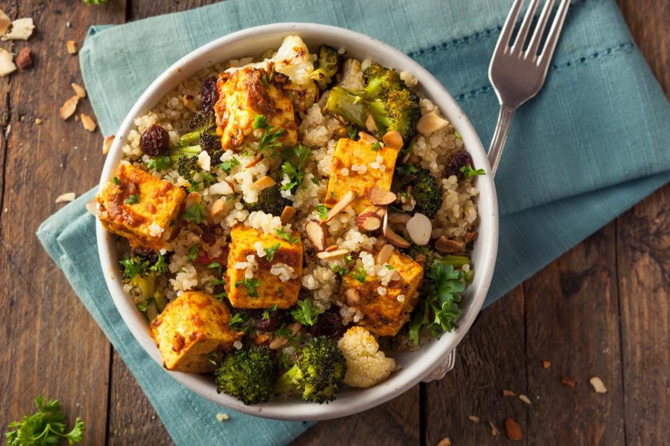 Blumenkohl-Salat lässt sich auch mit Couscous kombinieren. Dafür kocht man Linsen und Couscous nach Packungsangabe in Wasser, brät Blumenkohlröschen und wahlweise auch Broccoli in der Pfanne an, garniert mit Frühlingszwiebeln, Tofuwürfeln oder auch gemischten Beeren sowie einem Dressing aus Apfelessig, Mandelmus und Agavendicksaft. (Bild: iStock/bhofack2)