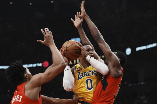 Barnes scores career-high 32 points, but Raptors fall to Lakers for 3rd  straight loss