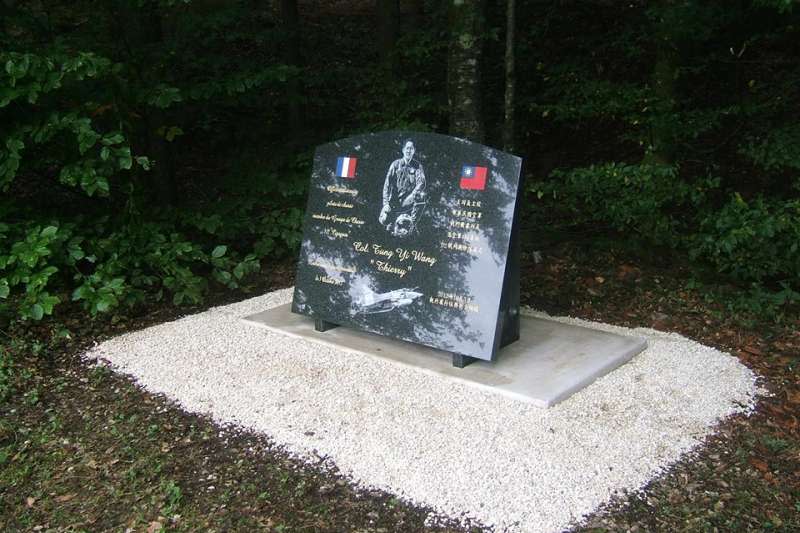 法方為感念王同義教官英勇表現，於其殉職地點設立紀念碑。（空軍司令部臉書專頁）