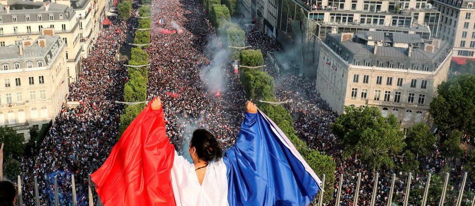 Au sommet de l'Arc de Triomphe, à Paris, après la victoire de l'équipe de France de football au Mondial 2018.   - Credit:Ludovic Marin/AFP