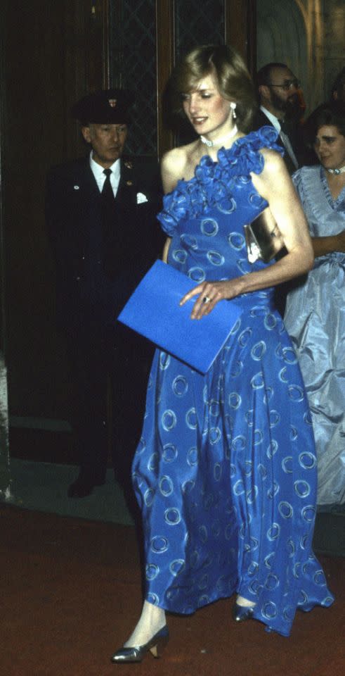 Beim Besuch eines Banketts in London, in einem Kleid von Bruce Oldfield, im November 1982.