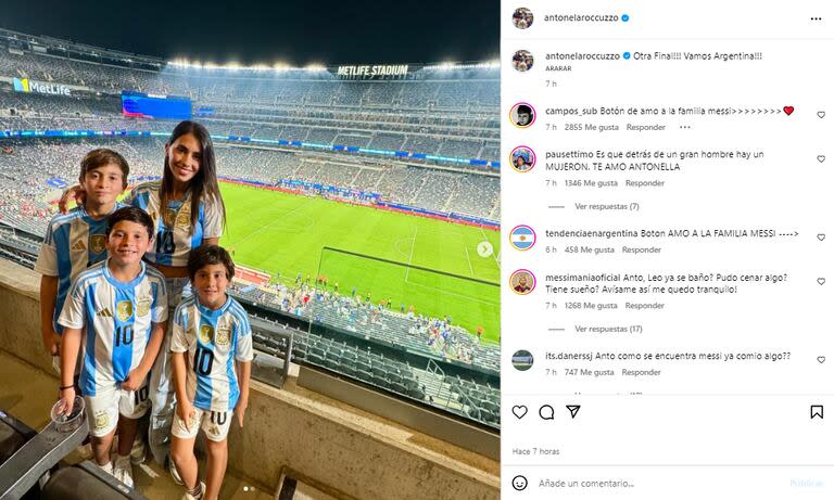 La familia de Leo Messi llevó la camiseta albiceleste en el partido contra Canadá