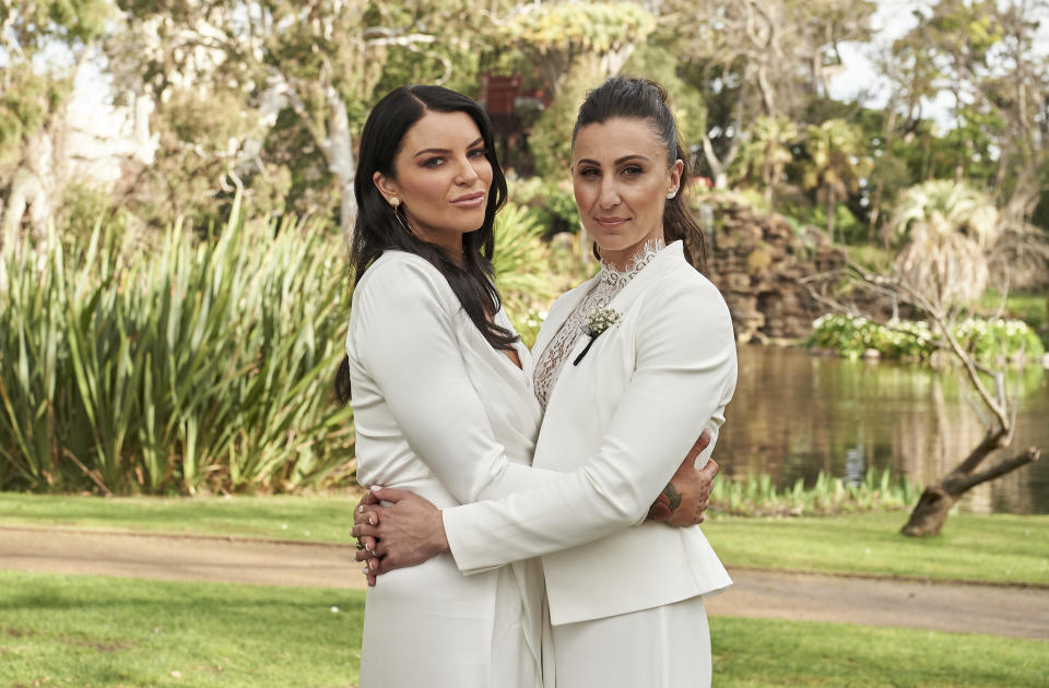 Amanda and Tash hugging on MAFS