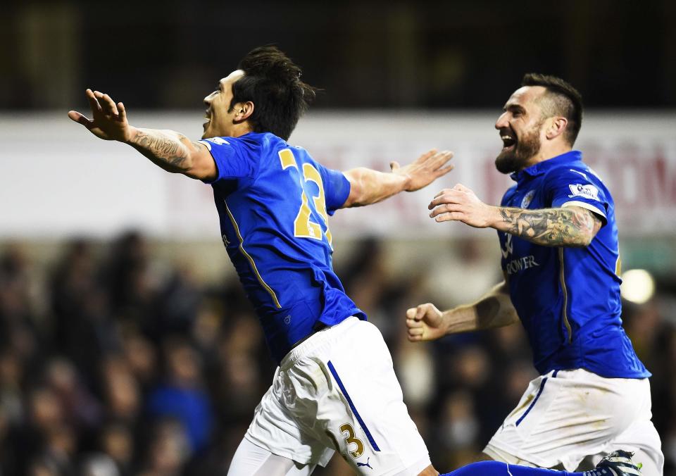 Leicester City's Leonardo Ulloa (L) celebrates with team mate Marcin Wasilewski after scoring against Tottenham Hotspur during their FA Cup fourth round soccer match at White Hart Lane in London, January 24, 2015. REUTERS/Dylan Martinez (BRITAIN - Tags: SPORT SOCCER)