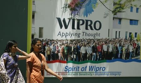 People walk in the Wipro campus in Bangalore June 23, 2009. REUTERS/Punit Paranjpe