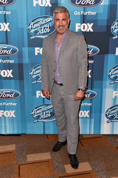 Taylor Hicks in a gray suit with a lilac collared shirt 