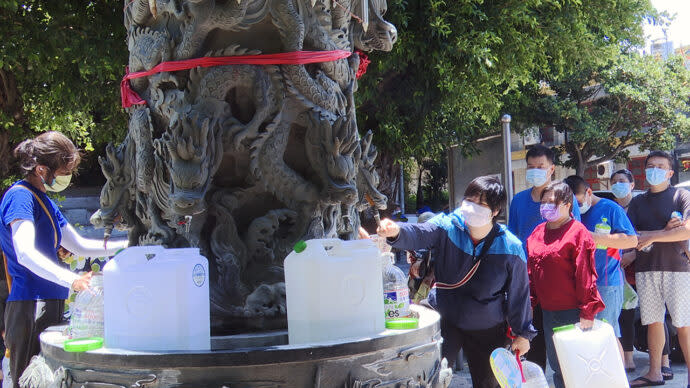 ▲甘甜無鹹味的井水大受歡迎。(圖/洪舜進攝)