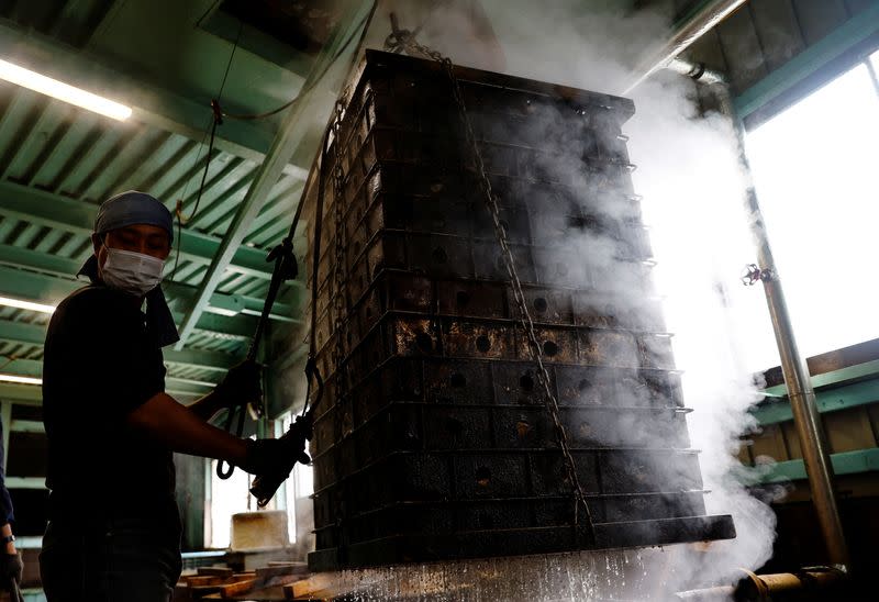 The Wider Image: Fatty 'katsuo' fish may foreshadow climate change, threat to Japan's sushi