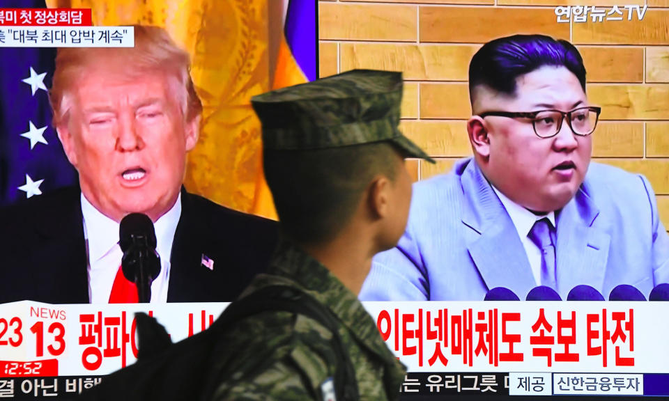 <p>Ein südkoreanischer Soldat läuft im Bahnhof der Hauptstadt Seoul an einem Monitor vorbei. Darauf zu sehen: US-Präsident Donald Trump und Nordkoreas Machthaber Kim Jong-un. Trump hatte sich am gestrigen Tag zu einem Treffen mit ihm bereit erklärt, das noch vor dem Sommer stattfinden soll. (Bild: JUNG YEON-JE/Getty Images) </p>