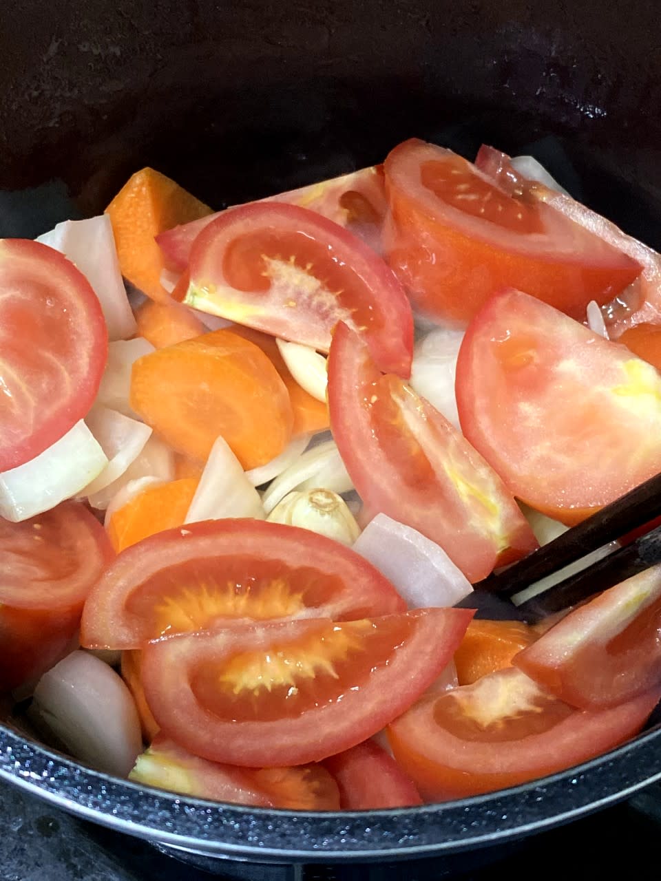 番茄牛肋條食譜！燜牛肋條一個動作令肉質軟腍  番茄湯汁更濃重點在最後五分鐘