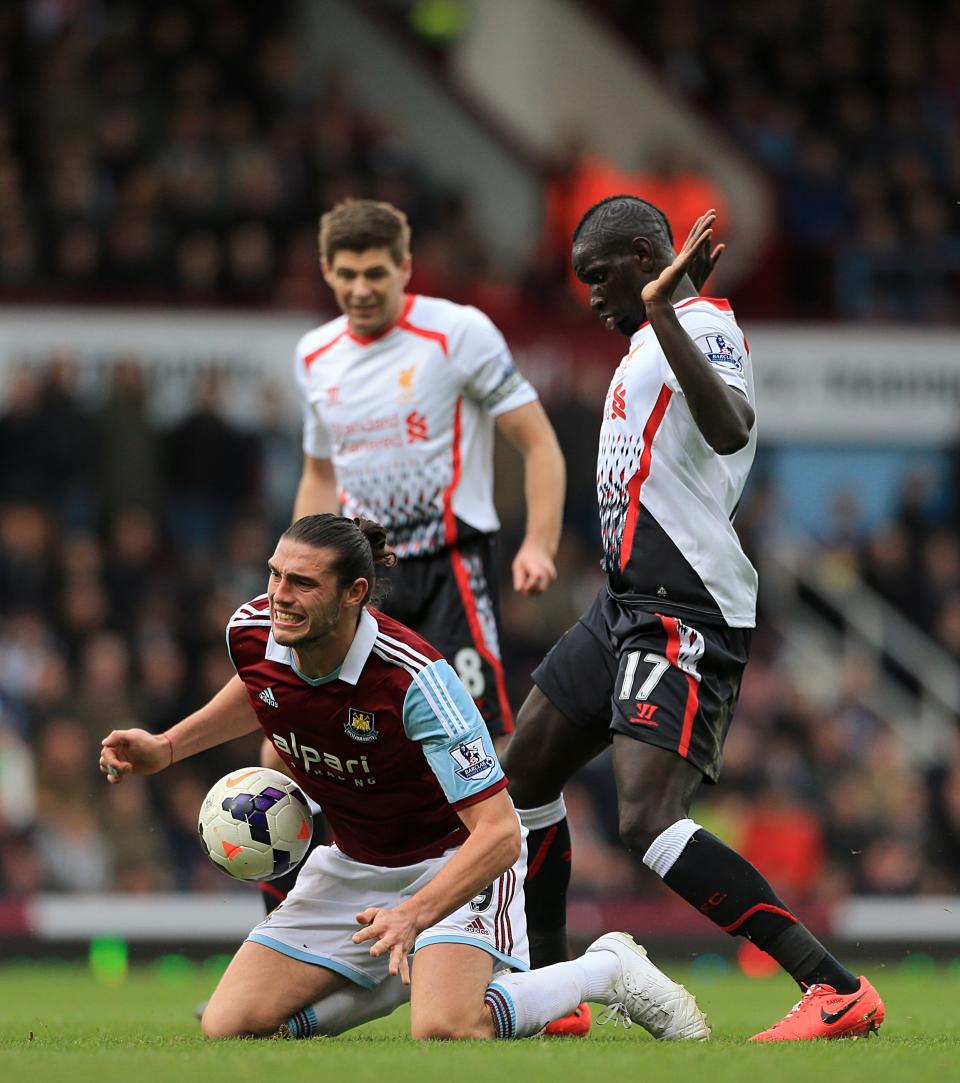 Liverpool's Mamadou Sakho (right) and West Ham United's Andy Carroll (left) battle for the ball during their English Premier League match at Upton Park, London, Sunday, April 6, 2014. (AP Photo / Nick Potts,PA) UNITED KINGDOM OUT NO SALES NO ARCHIVE