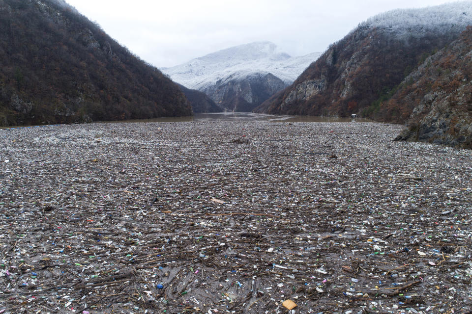 Una isla de basura flota en el río Drina, cerca de Visegrad, Bosnia, el 20 de enero de 2023. Las toneladas de residuos arrojadas a vertederos fluviales mal regulados o directamente a las vías fluviales que atraviesan tres países europeos acaban acumulándose tras una barrera de basura en el río Drina, en el este de Bosnia, durante la temporada de lluvias del invierno y el principio de la primavera. (AP Foto/Armin Durgut)