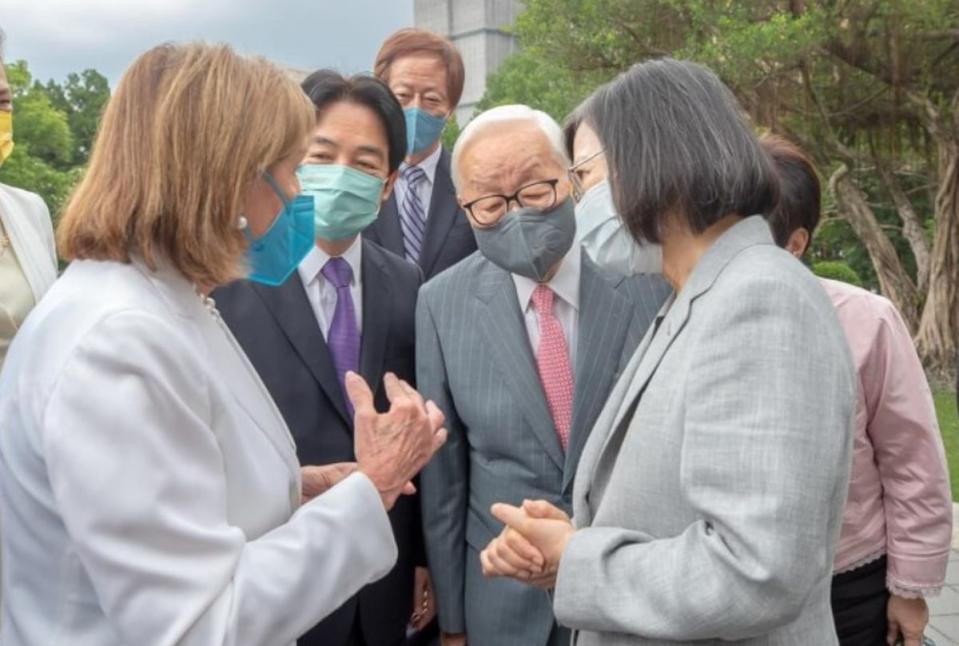 張忠謀在去年裴洛西訪台時忠告裴洛西：與其花大錢投資半導體產業，不如投資保障台灣安全。