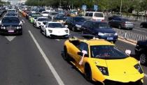 So zeigt man Flagge: Auf dem Weg zu seiner Hochzeit stehen dem Ehegatten alle seine Mitglieder aus dem Lambo-Club zur Seite. Viel schneller als das gemeine Volk scheint diese Kolonne allerdings dennoch nicht voranzukommen.