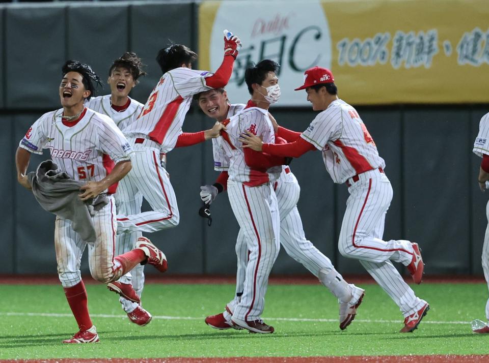 味全龍再見安打險勝統一。（特約攝影李鴻明攝）