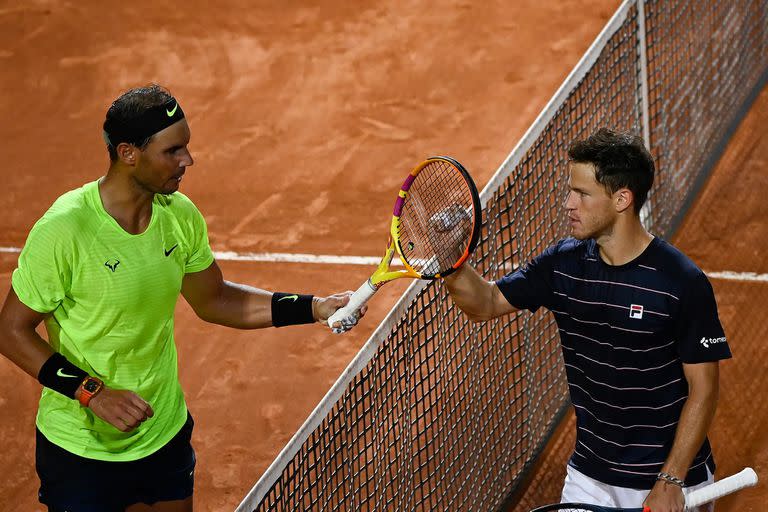 Diego Schwartzman y Rafael Nadal, en el saludo en la red tras la victoria del argentino.