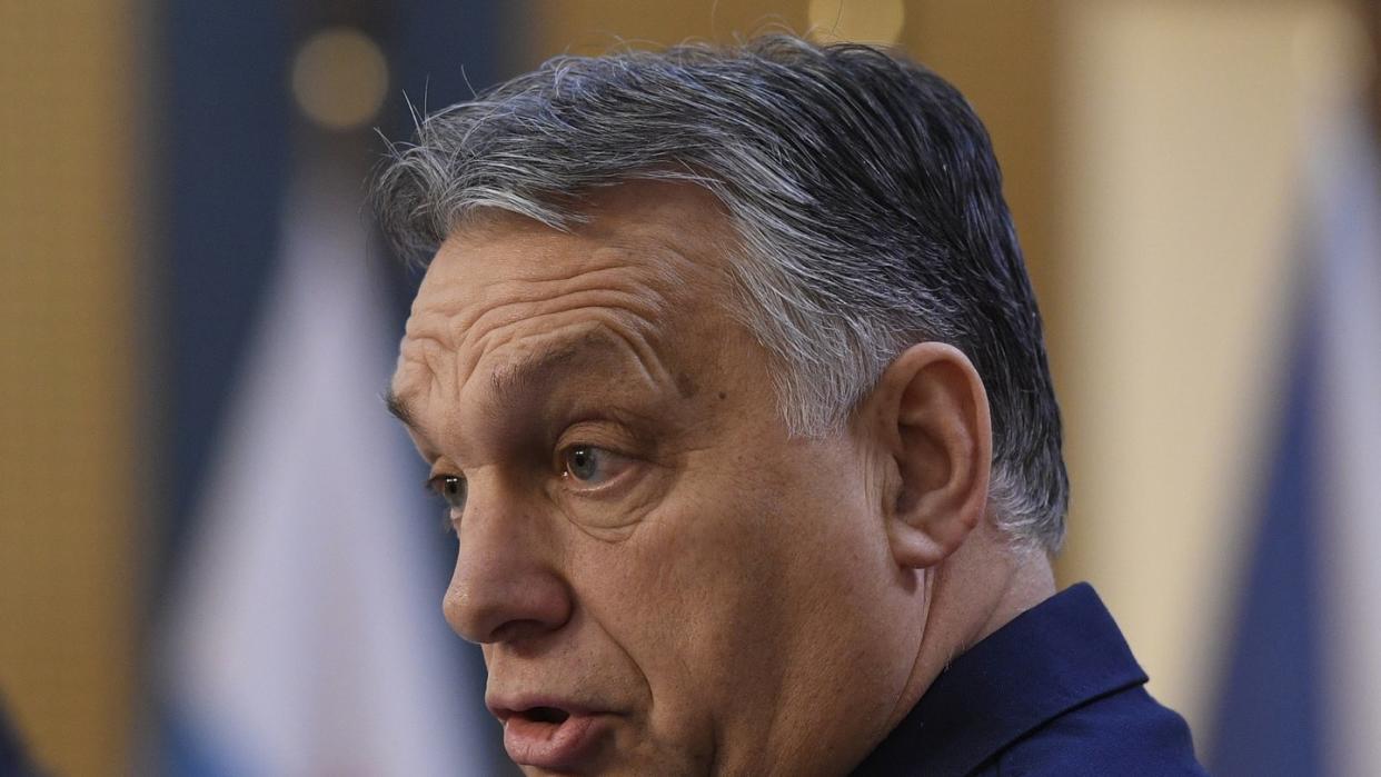 Der rechtsnationale Ministerpräsident Viktor Orban hatte sich am Montag vom Parlament in Budapest mit umfassenden Sondervollmachten ausstatten lassen.