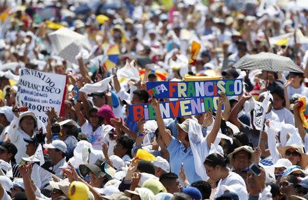 Faithfuls hold a banner that reads "Welcome Pope Francis" as Pope Francis arrives to lead a mass at the Los Samanes park in Guayaquil, Ecuador, July 6, 2015. REUTERS/Alessandro Bianchi