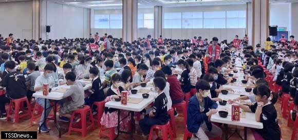 第十四屆臺南市長盃全國圍棋錦標賽開幕，十三縣市逾千名下棋好手齊聚競技，以棋交鋒會友。（記者李嘉祥攝）