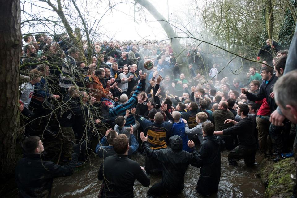 <p>Jedes Jahr am Faschingsdienstag und Aschermittwoch findet das Shrovetide-Fußballspiel in Ashbourne, Großbritannien, statt. Die Tore in diesem Spiel, in dem die „Oberstädter“ gegen die „Unterstädter“ antreten, liegen fünf Kilometer voneinander entfernt. (Bild: Oli Scarff/AFP/Getty Images) </p>