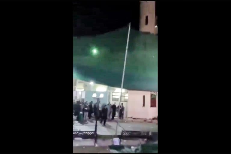 Varias personas huyen de la mezquita del Imán Ali en la zona de Al Wadi Al Kabir, en Omán, tras el tiroteo registrado el 16 de julio de 2024 (-)