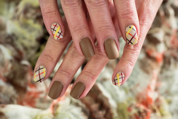 12) Plaid Thanksgiving Nails