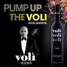 <p>Rapper Armando Christian Pérez aka Pitbull aka Mr. Worldwide besitzt die Aktienmehrheit an Voli 305 Vodka und ist auch der weltweite Sprecher des Unternehmens. Den Wodka, der in einer Destillerie in Miami aus Mais aus Florida hergestellt wird, gab es früher in einer „Lite“-Version mit weniger Kalorien, die von der ehemaligen The Black Eyed Peas Sängerin Fergie promoted wurde. (Twitter) </p>