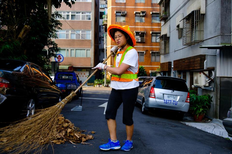 住在安康社區20年的單親媽媽劉純邑，擔任環保局的臨時清潔工。（攝影／曾原信）