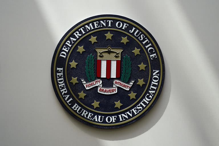 ARCHIVO - El sello del FBI luce en un muro el 10 de agosto de 2022, en Omaha, Nebraska. (AP Foto/Charlie Neibergall, archivo)