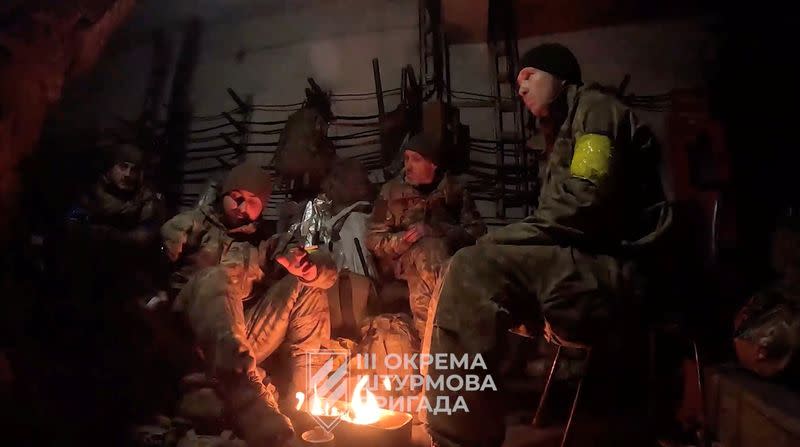 Soldados ucranianos se reúnen en un lugar indicado como Avdiivka, región de Donetsk.