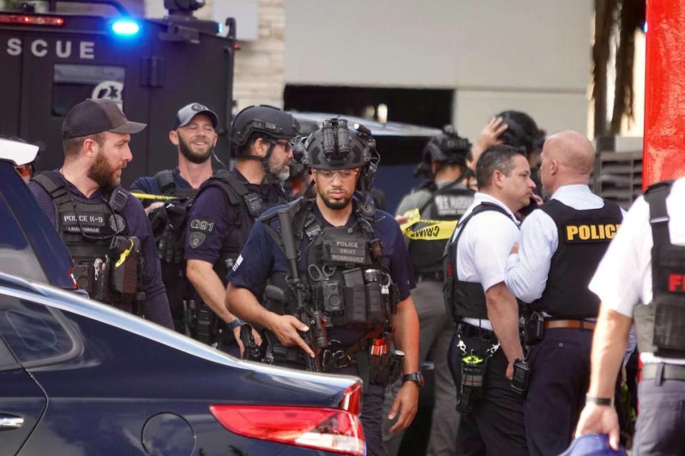 A Fort Lauderdale police officer was shot by a suspect near the Holiday Inn Express on Southeast 17th St. on Thursday morning, March 21, 2024. (Joe Cavaretta/South Florida Sun Sentinel) Joe Cavaretta/South Florida Sun Sentinel