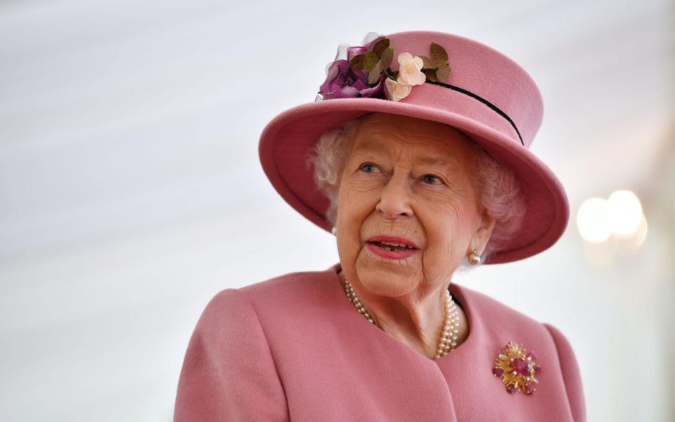 The Queen speaks with staff during a visit to the Defence Science and Technology Laboratory at Porton Down science park near Salisbury, southern England, on October 15, 2020 - AFP