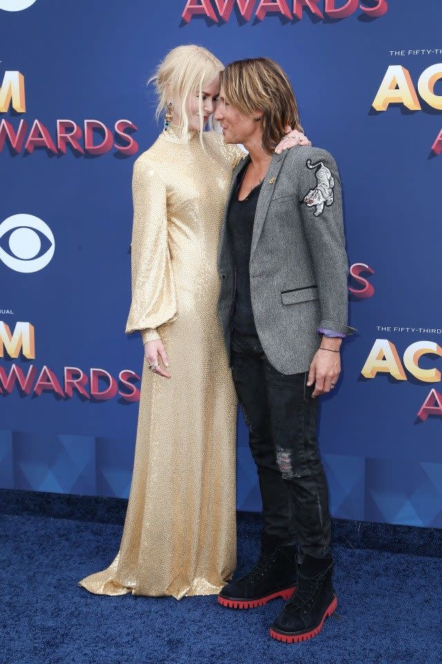 The couple couldn't keep their hands off each other while posing on the red carpet.