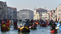 Comme chaque année, le Carnaval de Venise débute par un défilé de bateaux décorés sur le canal de Cannaregi. (Photo : Vincenzo PINTO / AFP)