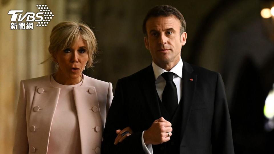 法國總統馬克宏（Emmanuel Macron）與妻子碧姬（Brigitte Macron）。（圖／達志影像美聯社）