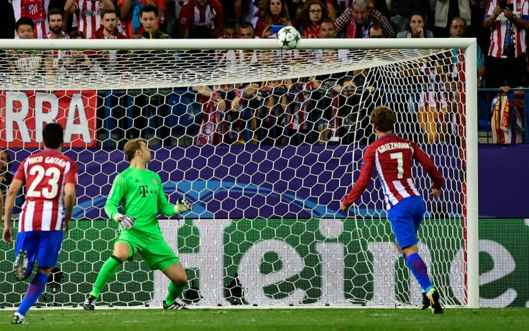 Atletico Madrid's Antoine Griezmann (R) watches his penalty kick hit the crossbar during the UEFA Champions League Group D match against Bayern Munich