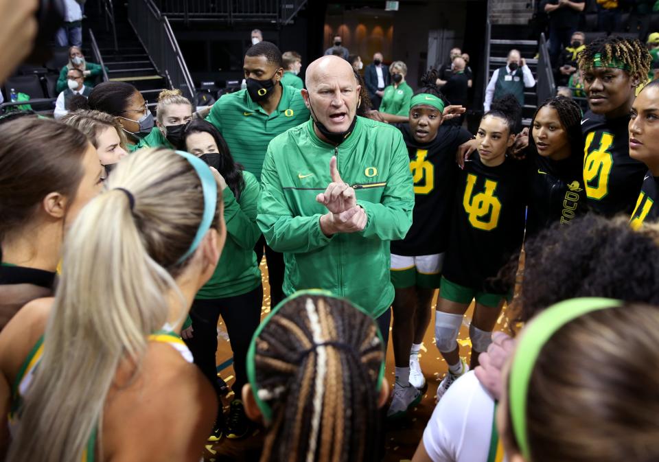 Oregon coach Kelly Graves, center, brings his team together before the game against Stanford Feb. 20, 2022. 