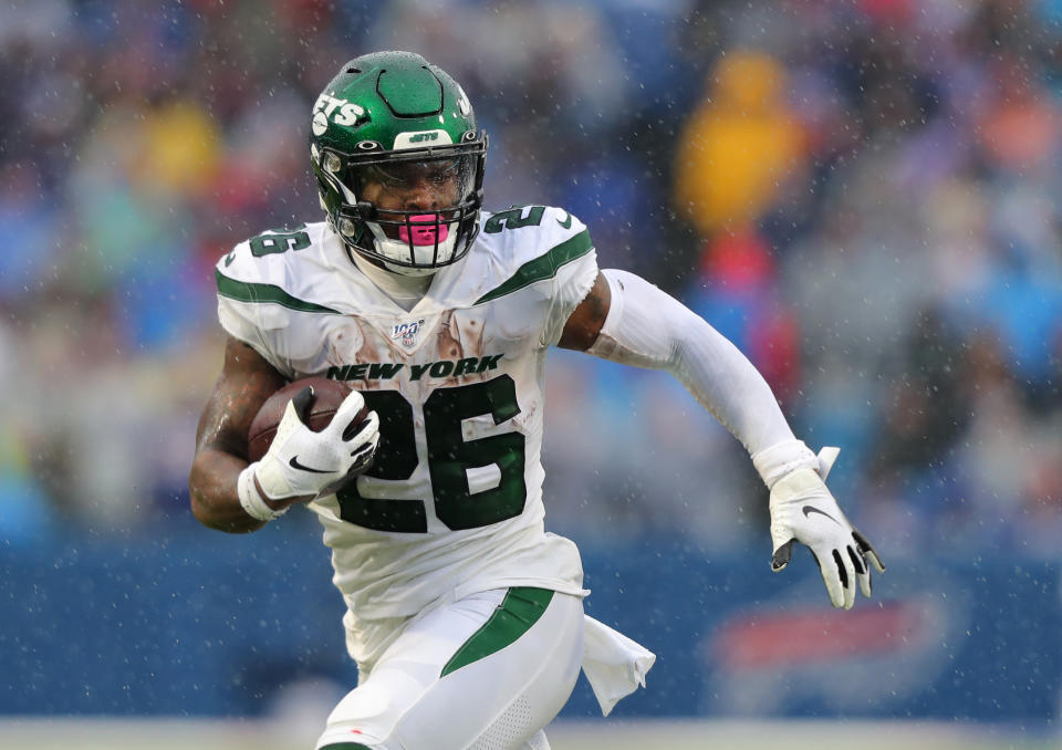 Le'Veon Bell #26 of the New York Jets runs the ball against the Buffalo Bills