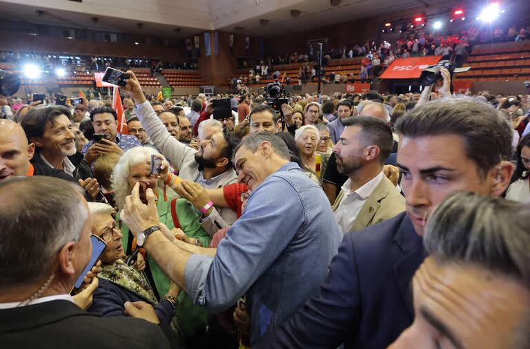 El primer ministro español, Pedro Sánchez, se toma fotografías con sus seguidores durante la manifestación de clausura del Partido Socialista Catalán - PSC antes de las elecciones regionales en Cataluña, en Barcelona el 10 de mayo de 2024.
