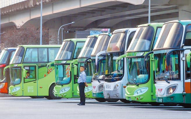 蘇花公路遊覽車撞山壁事故，交通部擴大召回1189輛客運及遊覽車，其中國道客運部分，包含統聯客運、亞聯客運跟豪泰客運，業者則回應會配合召回，並不影響清明疏運，圖為停放在停車場的遊覽車和客運業者。（趙雙傑攝）