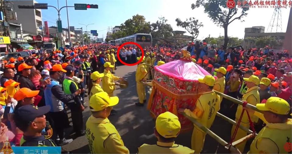 傅崐萁夫婦街頭等參拜！白沙屯媽祖「鬼轉快跑繞道」尷尬場面網笑爛：神威