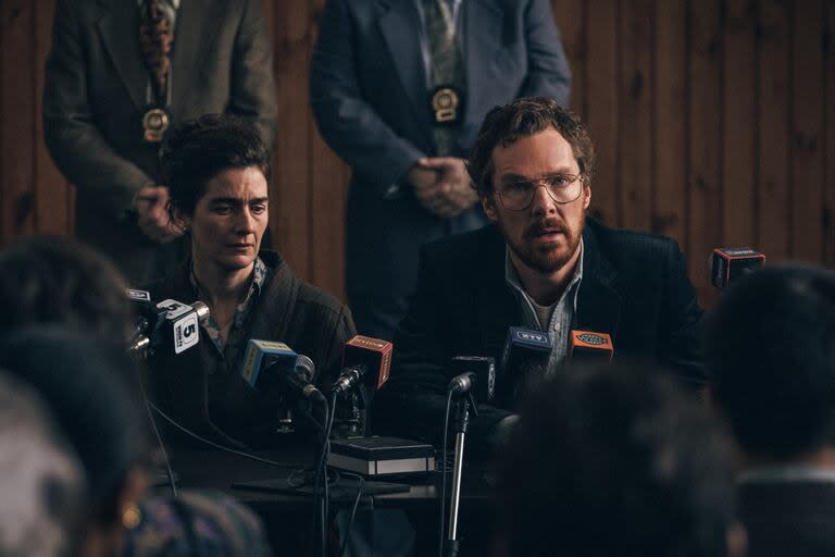 Gaby Hoffmann y Benedict Cumberbatch como dos padres que buscan desesperadamente a su hijo en Eric, flamante miniserie que llega este jueves a Netflix