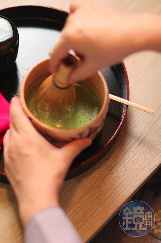 裏千家點茶時喜歡點出豐盈細緻的泡沫，讓抹茶香氣更為明顯。